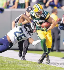  ?? JEFFREY PHELPS/ASSOCIATED PRESS ?? Green Bay wide receiver Jordy Nelson (87) catches a pass in front of Seattle’s Cliff Avril on Sunday. The Packers took a 17-9 decision.