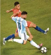  ?? Don Emmert / AFP/Getty Images ?? Chile’s Gonzalo Jara, top, gives Argentina’s Sergio Aguero little room to operate.