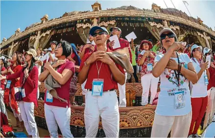  ??  ?? Malaysian participan­ts singing from their hearts at the festival.