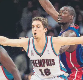  ?? FOTO: MONTILLA ?? Pau Gasol, en acción en su partido de debut con los Grizzlies frente a los Pistons