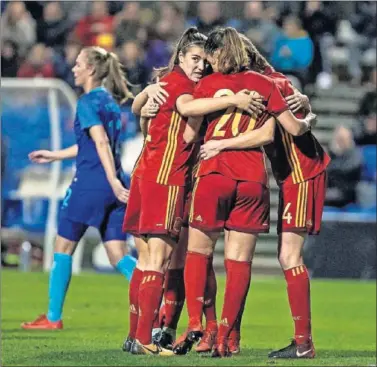  ??  ?? CRECIMIENT­O. España se impuso a la campeona de Europa, Holanda, en el Pinatar Arena.