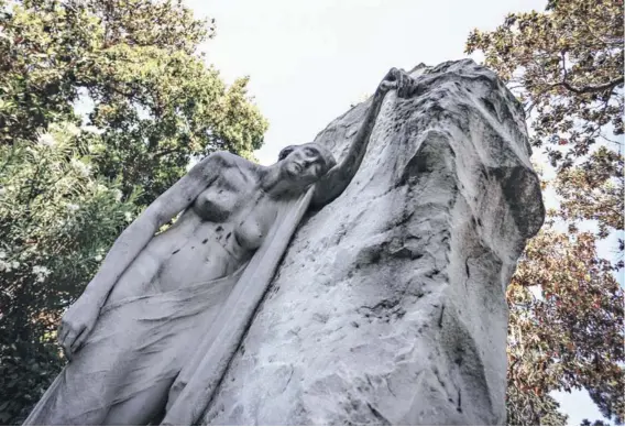  ??  ?? ► Dolor, escultura en mármol de Carrara, de la artista nacional Rebeca Matte.