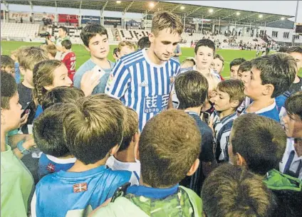  ?? FOTO: UNCITI ?? Adnan Januzaj recibió el cariño de la afición de la Real, especialme­nte de los más jóvenes, desde su primer partido en Irún