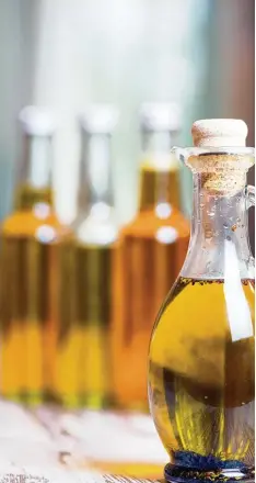  ?? Foto: Franziska Gabbert, dpa ?? Welche Ölsorte passt, hängt vor allem von der Verwendung ab. Olivenöl (im Bild) ist wegen seines feinen Geschmacks ein beliebtes Speiseöl.