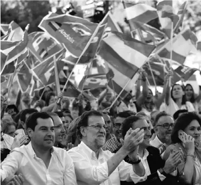  ?? Foto: Jorge Zapata, dpa ?? Schon in Jubellaune: PP-Wahlkampfa­uftritt mit Mariano Rajoy in Málaga.