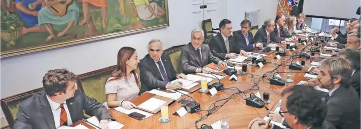  ??  ?? El Presidente Piñera y sus ministros durante el consejo de gabinete realizado ayer en La Moneda.