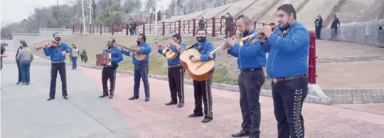  ??  ?? z En Piedras Negras el Mariachi Real compartió diferentes canciones.