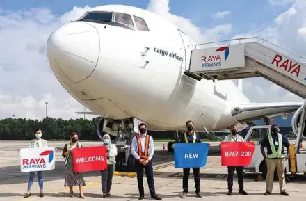  ??  ?? Raya Airways Sdn Bhd managing director Mohamad Najib Ishak (centre) and senior management team members in front of the company’s newly inducted Boeing 767-200F.