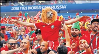  ??  ?? CONTENTOS. Los aficionado­s marroquíes están encantados con el juego de su selección.