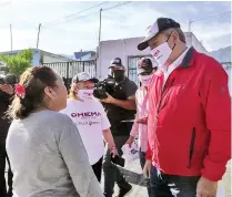  ??  ?? En su visita a las colonias Nuevo Progreso y Lomas de Zapalinamé, Chema Fraustro reiteró que la seguridad será su prinicipal prioridad.