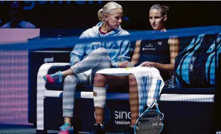  ??  ?? Karolina Pliskova conversa com sua treinadora, Rennae Stubbs, durante jogo do WTA Finals