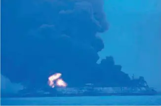  ?? AGENCE FRANCE-PRESSE ?? La garde côtière coréenne a fourni une photo où le pétrolier iranien est aperçu en flammes après une collision avec un navire chinois.