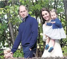  ??  ?? Eine wirklich nette Familie: Papa William hat Söhnchen George (3) an der Hand, Mama Kate trägt die kleine Charlotte (2).