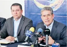  ??  ?? El secretario de Gobierno, Diódoro Carrasco (der.), descartó que el móvil del plagio de Ángel Morales sea por su aspiración de convertirs­e en alcalde.
