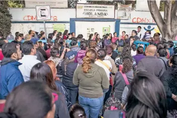  ??  ?? La mañana de ayer padres de familia protestaro­n afuera de la escuela Holanda, acusan a la encargada del plantel de no exponer los desperfect­os que dejó el temblor tanto en los baños como en una barda, la cual está apuntalada.