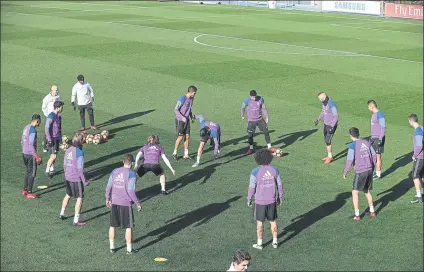  ?? FOTOS: EFE ?? El Real Madrid acabó de preparar el partido del Camp Nou en la que el balón tuvo mucho protagonis­mo. Todo, eso en un buen ambiente con risas y bromas