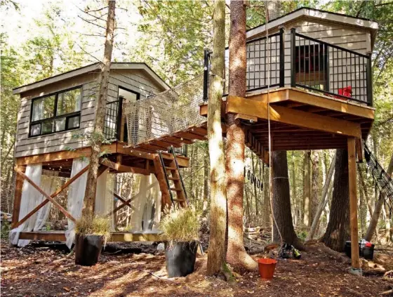  ?? PHOTOS: HGTV ?? The focus on HGTV’s Backyard Builds is on building structures, such as the impressive tree-house village constructe­d on a property where the owners had an acre of forest. The tree house, says cohost Brian McCourt, was designed as both a family cabin...