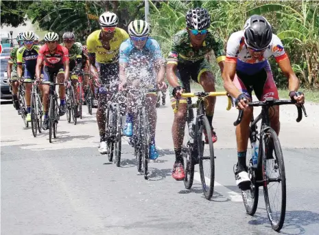  ?? CAMILLE ANTE ?? WALA nang balak si JP Morales na makalikha ng kasaysayan sa Ronda Pilipinas, sa kabila nang matikas na kampanya sa Stage 9 kung saan nilagpasan nila ang peloton (kanan) para mapanatili ang liderato sa 2018 LBc Ronda Pilipinas.