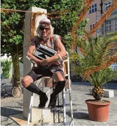  ?? Foto: Jürgen Branz ?? Florian Kreier alias Angela Aux alias Heiner Hendrix mit seiner Schreibmas­chine auf dem Holbeinpla­tz.