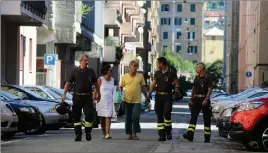  ??  ?? Les habitants n’ont été autorisés à renter chez eux que pour quelques minutes, accompagné­s de pompiers pour assurer leur sécurité. (Photos Cyril Dodergny)