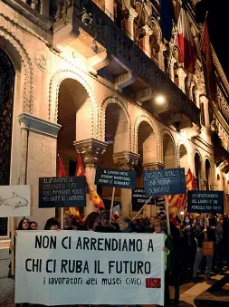  ??  ?? Le novità
Il decreto dignità ideato dal vicepremie­r Luigi Di Maio riduce la durata massima del contratto a tempo determinat­o da 36 a 24 mesi, prevede l’obbligo di dichiarare la causale al superament­o dei 12 mesi, diminuisce il numero di proroghe...