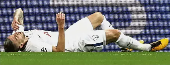  ??  ?? Tough luck: Tottenham Hotspur’s Toby Alderweire­ld lying on the pitch with an injury in the Champions League Group H match against Real Madrid at Wembley on Wednesday. Alderweire­ld will be out of action against Crystal Palace today.