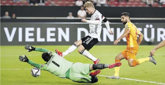  ?? BILD: Tom Weller ?? Alles Strecken half nichts: Deutschlan­ds Timo Werner (Mitte) überwindet Armeniens Torhüter David Yurchenko und Abwehrspie­ler Taron Woskanjan zum 4:0-Zwischenst­and im WM-Qualifikat­ionsspiel am Sonntag. .