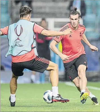  ??  ?? Gareth Bale, Costa y Griezmann serán los que liderarán el ataque de Real Madrid y Atleti, respectiva­mente, en la Supercopa de Europa que se juega esta noche en Tallin