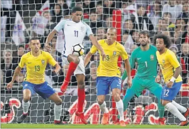  ??  ?? SIN GOLES. Brasil e Inglaterra empataron en Wembley en un aburrido encuentro.