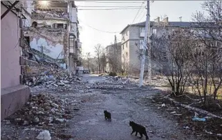  ?? ?? ATAQUE. La ciudad ucraniana de Bakhmut, ubicada al este fue arrasada por los bombardeos rusos.