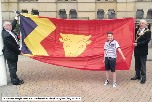  ??  ?? > Thomas Keogh, centre, at the launch of his Birmingham flag in 2015