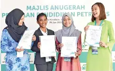  ??  ?? Karshni (second from left) with other PESP recipients at the award ceremony.