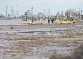  ?? JUÁN JOSÉ GARCÍA ?? Otra costa. Donde antes había agua, ahora hay barro.