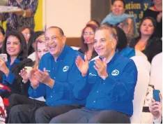  ??  ?? Leonel Giannini junto a Juan Carlos Atala durante el encuentro “Amigos de Fundación Ficohsa” en Tegucigalp­a.