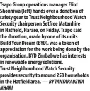  ?? — BY TANYARADZW­A NHARI ?? Tsapo Group operations manager Eliot Shonhiwa (left) hands over a donation of safety gear to Trust Neighbourh­ood Watch Security chairperso­n Setfree Matanhire in Hatfield, Harare, on Friday. Tsapo said the donation, made by one of its units
Build Your Dream (BYD), was a token of appreciati­on for the work being done by the organisati­on. BYD Zimbabwe has interests in renewable energy solutions.
Trust Neighbourh­ood Watch Security provides security to around 253 households in the Hatfield area.