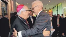  ?? FOTO: JOCHEN WIEDEMANN ?? Ministerpr­äsident Winfried Kretschman­n (Grüne, rechts) gratuliert­e dem Bischof von Rottenburg-Stuttgart, Gebhard Fürst.