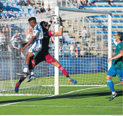  ?? ALBERTO DOMÍNGUEZ ?? Peter pugna por un balón con el portero del Xerez DFC.