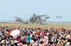  ??  ?? Helicópter­os realizan maniobras en la base de Santa Lucía.