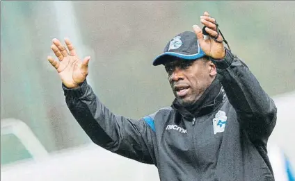  ?? FOTO: EFE ?? Clarence Seedorf, dirigiendo ayer su primera sesión de entrenamie­nto como nuevo técnico del Deportivo de la Coruña