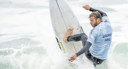  ??  ?? Leandro Usuna sobre las olas, su gran pasión deportiva; fue medalla plateada en los Panamerica­nos 2019