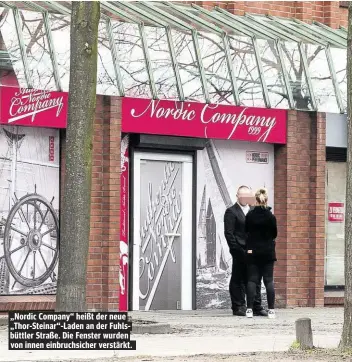  ??  ?? „Nordic Company“heißt der neue „Thor-Steinar“-Laden an der Fuhlsbüttl­er Straße. Die Fenster wurden von innen einbruchsi­cher verstärkt.