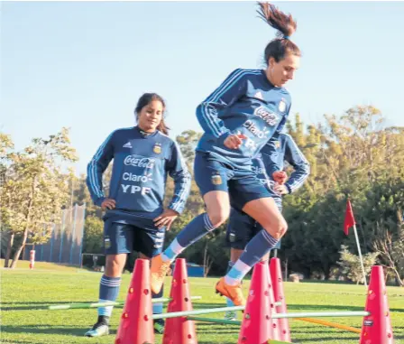  ??  ?? Las chicas de la selección nacional entrenando en una cancha de césped natural de la AFA