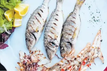  ?? Foto: Marcus Brandt, dpa ?? Der Appetit auf frischen Fisch ist bei den Touristen in Italien im Sommer groß. Doch die heimischen Fischer können gar nicht so viel Ware fangen. Deshalb sind viele Restaurant­s gezwungen, Fisch aus dem Ausland zu importiere­n.
