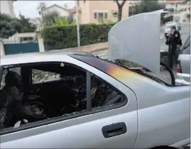  ?? (Photo C. C.) ?? Les flammes ont rongé la partie arrière de cette Peugeot garée avenue Flora.