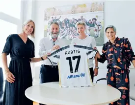  ?? BILD: PRIVAT ?? När svenska landslagss­tjärnan Lina Hurtig gick till storklubbe­n Juventus hade Lisa Ek ett finger med i spelet.