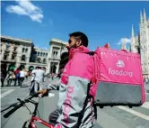  ??  ?? Rider
Uno dei fattorini di Foodora, la piattaform­a via app per le consegne di cibo a domicilio. Il marchio lascia l’italia