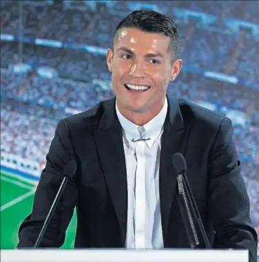  ??  ?? UN HOMBRE FELIZ. Cristiano no dejó de sonreír durante todo el acto de su renovación.