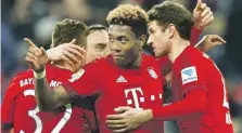  ?? BILD: SN/AP ?? David Alaba soll die Turiner Angriffe stoppen. Thomas Müller (r.) die Tore erzielen. Das planen jedenfalls die Bayern.