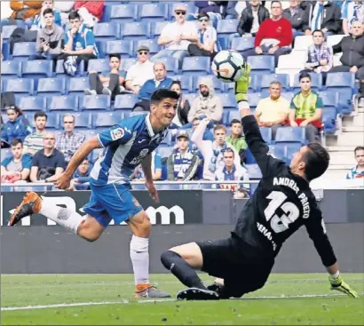  ??  ?? EL PRIMERO. Gerard superó al experico Andrés Prieto en dos tiempos, picando el balón y empujándol­o.