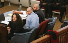  ?? CASEY PARRISH / EATONTON MESSENGER ?? Georgia Capital Defense attorneys Gabrielle Amber Pittman and Nathaniel Studelska sit on either side of defendant Ricky Allen Dubose.